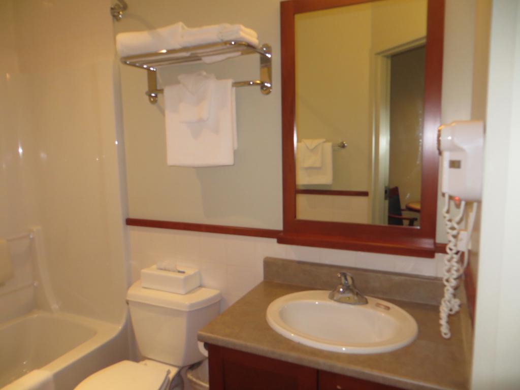 Hotel St-Bernard Saint-Bernard-de-Lacolle Szoba fotó