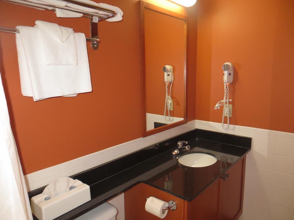 Hotel St-Bernard Saint-Bernard-de-Lacolle Szoba fotó