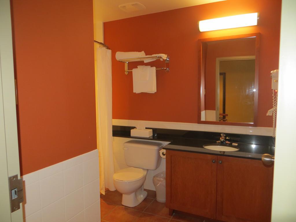 Hotel St-Bernard Saint-Bernard-de-Lacolle Szoba fotó