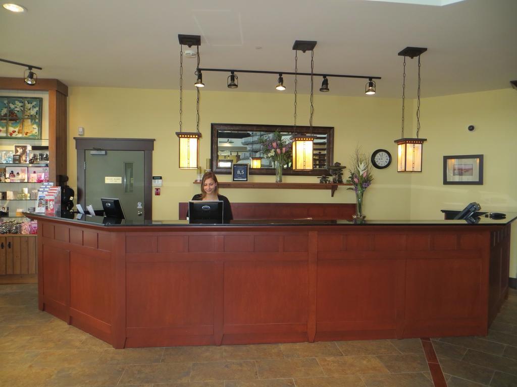 Hotel St-Bernard Saint-Bernard-de-Lacolle Kültér fotó
