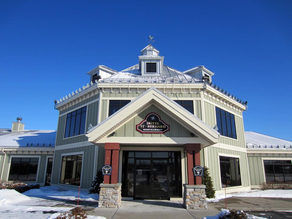 Hotel St-Bernard Saint-Bernard-de-Lacolle Kültér fotó